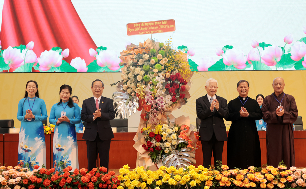 Đồng chí Nguyễn Minh Triết - nguyên Chủ tịch nước Cộng hòa xã hội chủ nghĩa Việt Nam tặng lẵng hoa chúc mừng Đại hội.